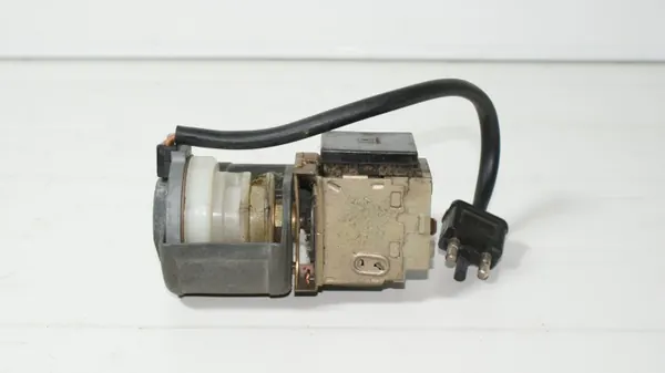 Válvula de vacío Mercedes OEM 67131035 para R107 SL/SLC image 5
