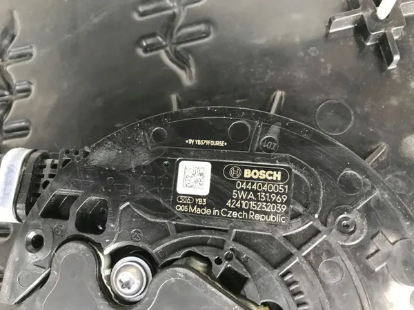 AdBlue-säiliö + Pumppu OEM 5QS131877 VW Tiguan III image 5