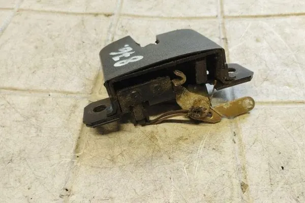 Bagagelås VW PASSAT VARIANT B5 3B9827505C image 3