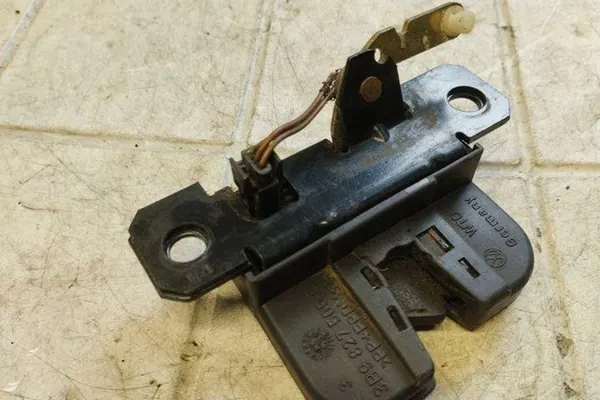 Bagagelås VW PASSAT VARIANT B5 3B9827505C image 5