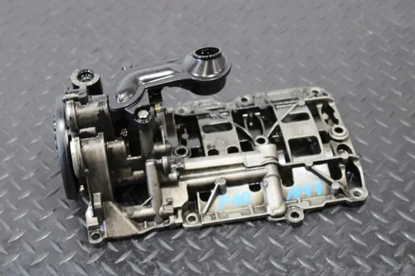 Bomba de aceite usada OEM 7810773 para BMW 5 F10 N47 2.0D image 2