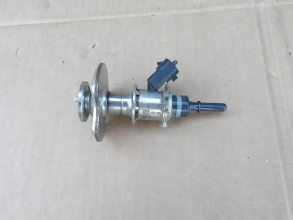 Inyector AdBlue Hyundai OEM 296302U000 - Usado image 2