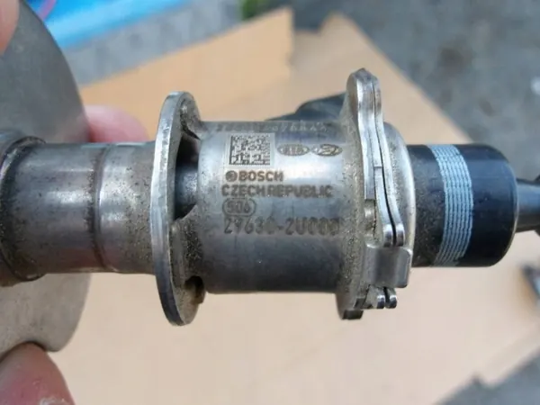 Inyector AdBlue Hyundai OEM 296302U000 - Usado image 3