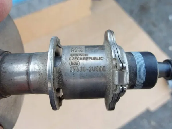 Inyector AdBlue Hyundai OEM 296302U000 - Usado image 4