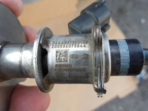 Inyector AdBlue Hyundai OEM 296302U000 - Usado image 5