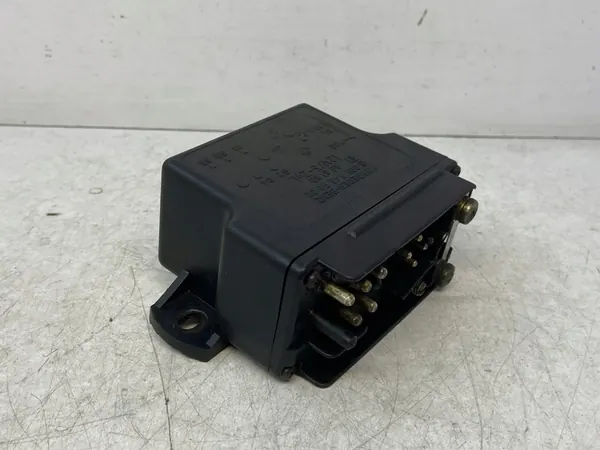 Gloeiplugrelais Mercedes W123 W124 W460 W461 A0015459832 image 4