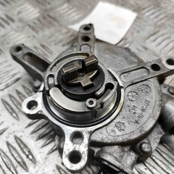 Mercedes-Benz CLS C218 Imupumppu image 7