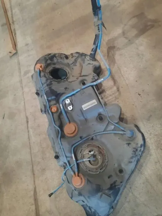 Mercedes-Benz CLS C218 Polttoainesäiliö OEM A21247001 image 2