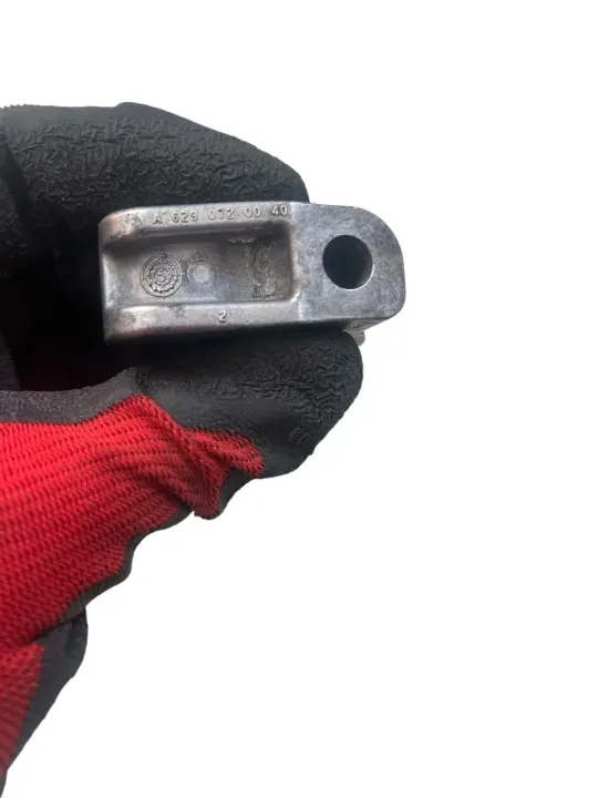 Mercedes OM629 Injection Rail Bracket OEM A6290720040 image 3