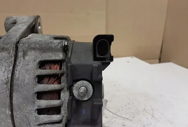 Alternador BMW 5 (F10) 2.0L diésel 2011 OEM 8507625 image 2