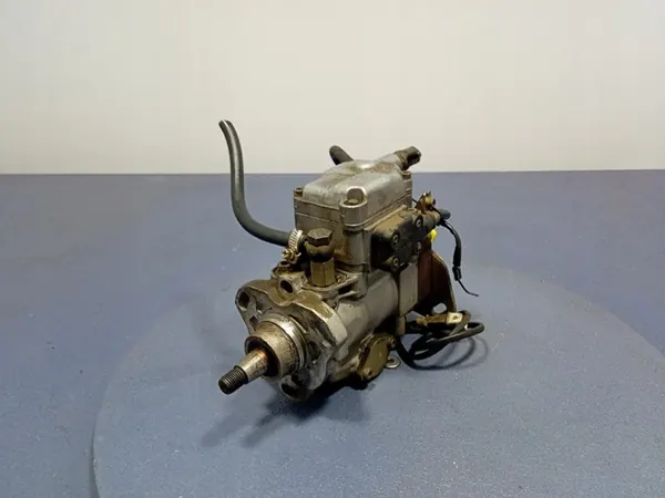 AUDI A6 C4 2.5 TDI Einspritzpumpe 046130108G image 2