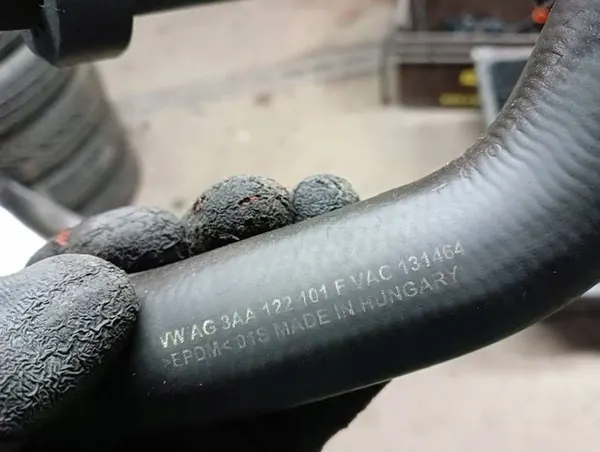 Volkswagen PASSAT B7 2013 Jäähdyttimen Letku image 4