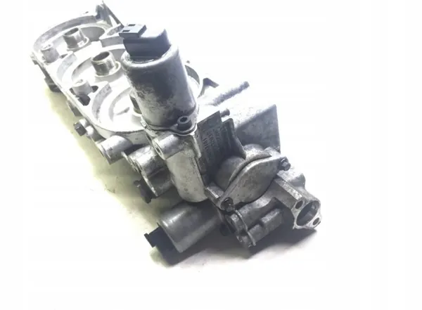 Oljefilterfäste Volvo OEM 22325743 - Begagnad image 3