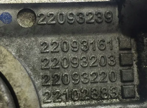 Oljefilterfäste Volvo OEM 22325743 - Begagnad image 6