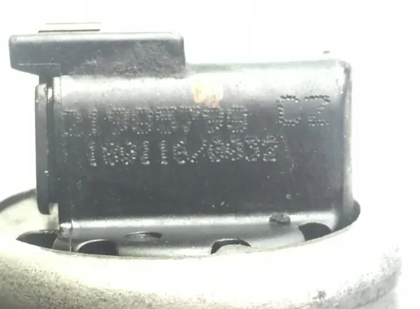 Oljefilterfäste Volvo OEM 22325743 - Begagnad image 7