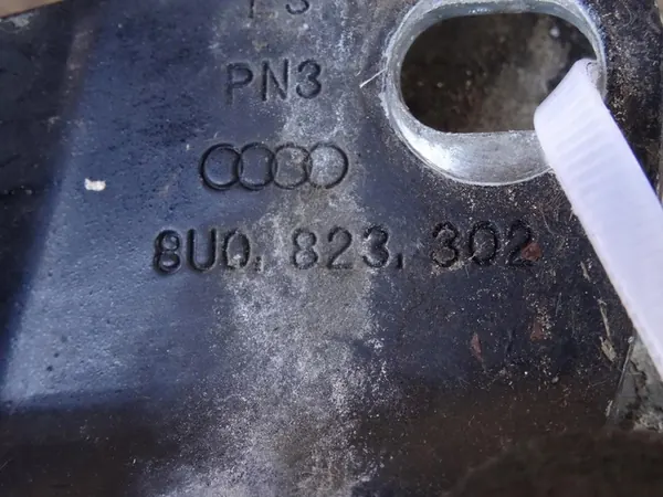 AUDI Q3 8U Bisagras de Capó Izquierda Derecha Conjunto 8U0823302 8U0823301 image 3