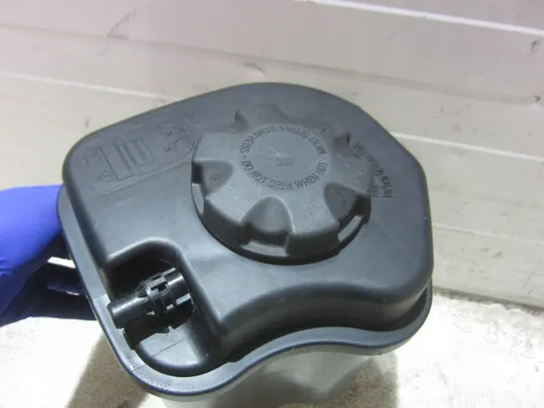 BMW X5 E70 F15 F16 Laajennussäiliö OEM 17138621092 image 3