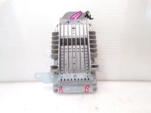 Audi TT 8N Bose Radio Vahvistin OEM 8N8035223A image 2