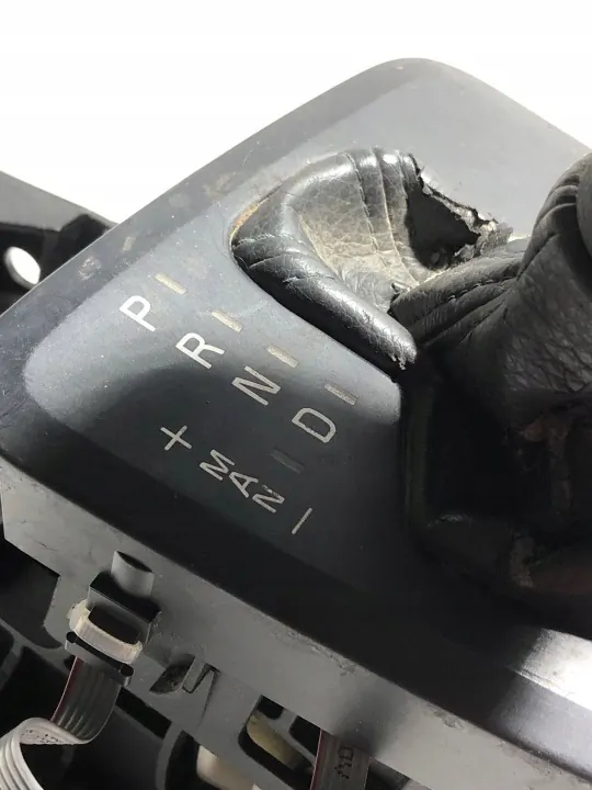 Selector de marchas Volvo V70 OEM P08699287 - Usado image 8