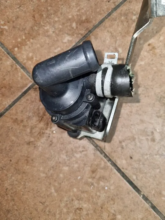 Volvo XC60 II XC90 II T8 Vattenpump 32324816 image 2