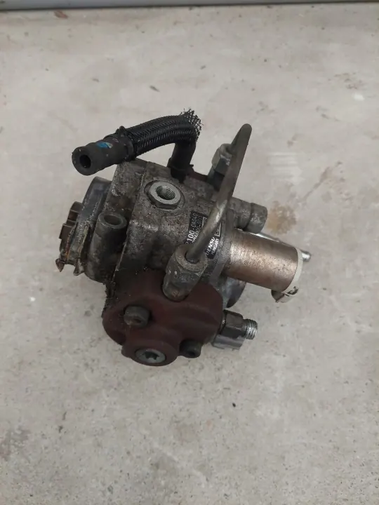 Toyota Avensis T27 2.0D ruiskutuspumppu OEM 22100-0R040 image 2