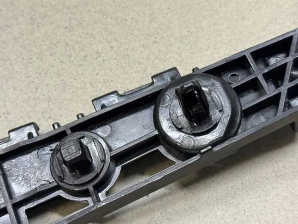 Bumper glijbeugel voor rechts OEM 52535-0D320 image 4