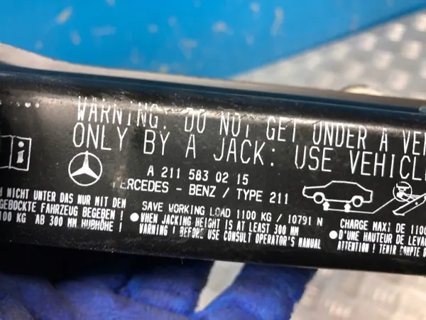 Mercedes-Benz E-Klasse Abschlepphaken OEM A2115830215 image 3