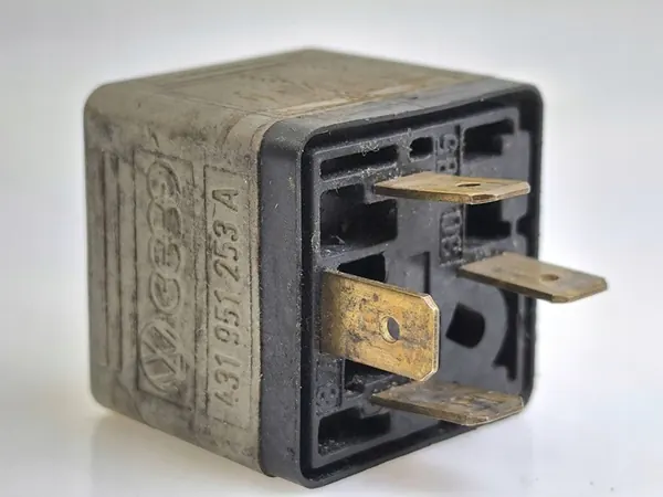 Audi A4 S4 B5 2000 Rela 431951253A image 2