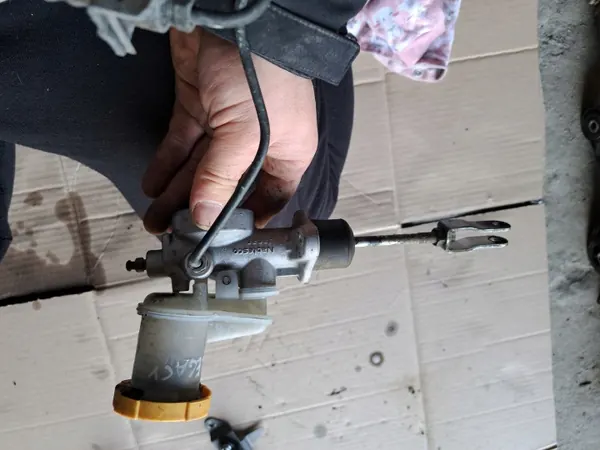 Käytetty Jarrunesteastia & Pumppu Subaru OEM image 2