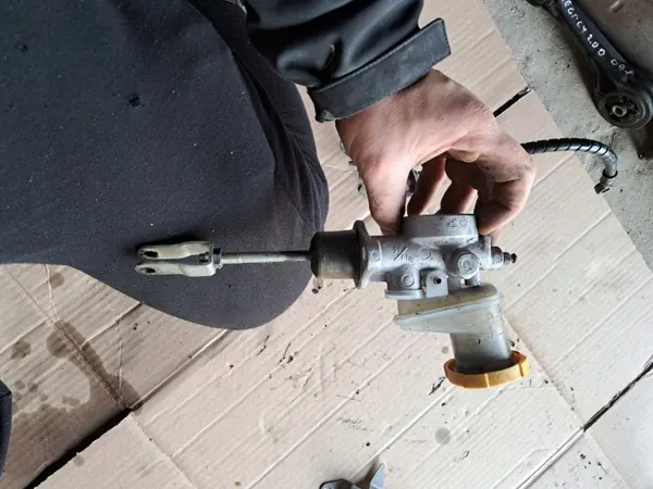 Käytetty Jarrunesteastia & Pumppu Subaru OEM image 3