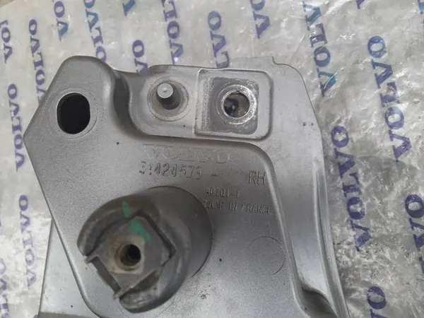 Volvo XC60 skärm fäste vänster höger 31424579 31424578 image 3