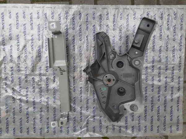 Volvo XC60 skärm fäste vänster höger 31424579 31424578 image 4