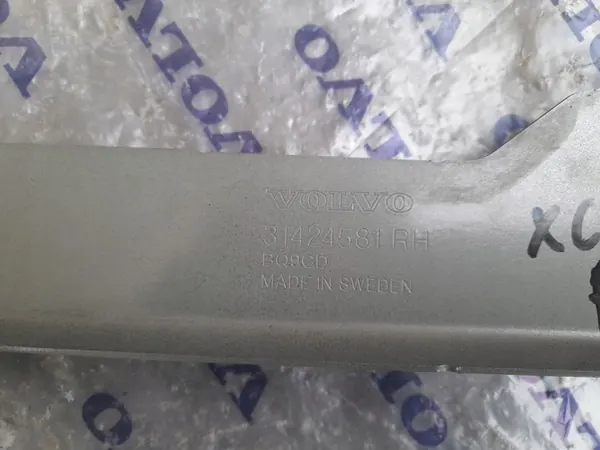 Volvo XC60 skärm fäste vänster höger 31424579 31424578 image 5