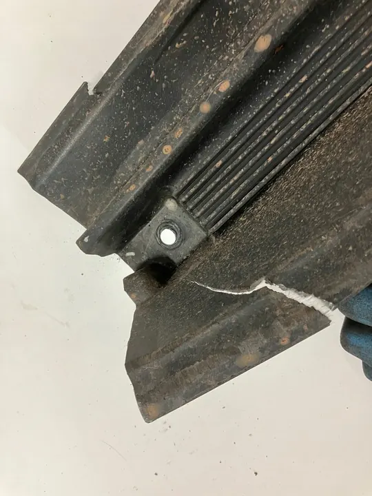 Höger underredsskydd Audi Q5 8R 8R0825208C image 4