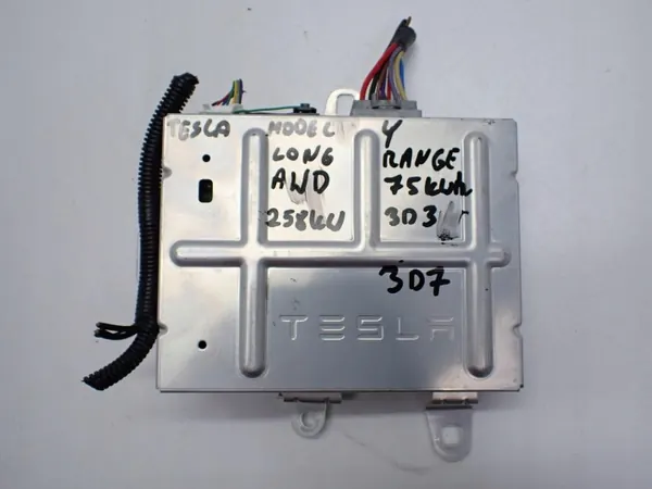 Tesla OEM 1507152-01-B Radiovahvistin Model Y:lle image 2