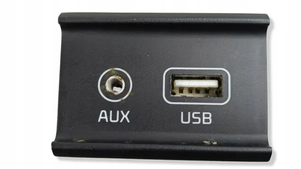 Kia USB-aansluiting OEM 98120J5000 - Gebruikte Staat image 5