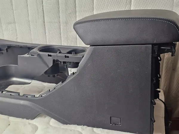 OEM EB3B-F048196-AAW Middenconsole Armsteun Ford Ranger IV image 3