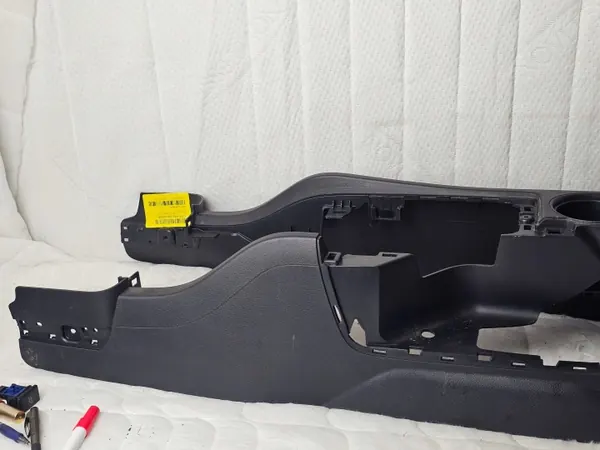 OEM EB3B-F048196-AAW Middenconsole Armsteun Ford Ranger IV image 4