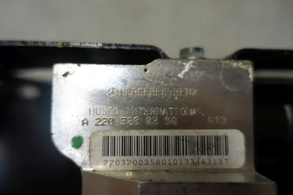 Bloque de válvula ABC Mercedes OEM A2203200358 Usado image 3