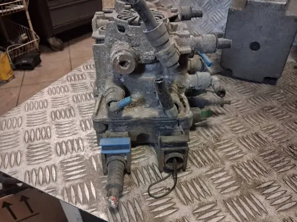 EBS Modulator Valve Haldex 823008101 image 5