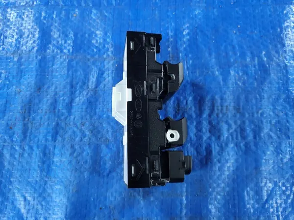 KIA Ceed III | Raam Schakelaarpaneel Bestuurder 93570-J7100 image 2