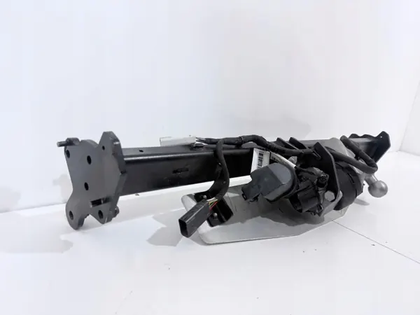 Gancho de Reboque Ford Kuga III OEM RV4J19J288AD - Traseiro image 3