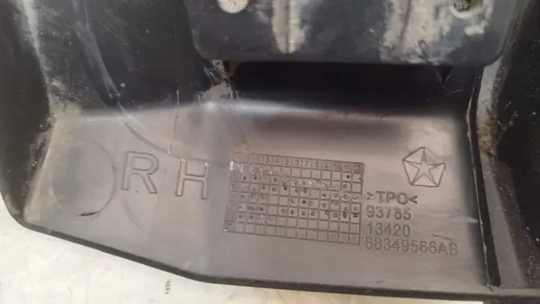 Dodge RAM V 19- Etu Oikea Lokasuoja OEM 68349566AB image 4