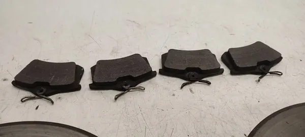 AUDI A4 B7 Bakre bromsskiva 8E0615601P image 6