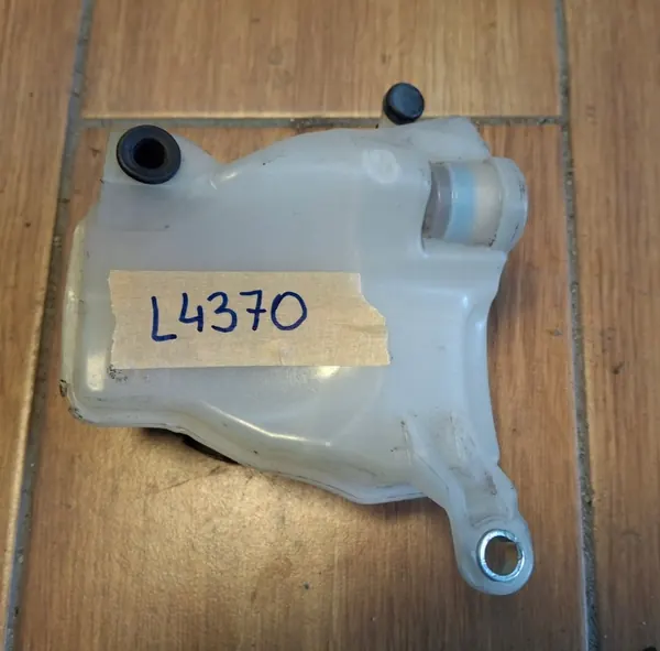 Mercedes W205 63 AMG Niveautank OEM A1772000285 image 2