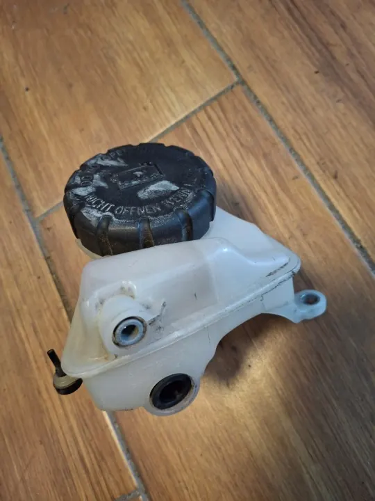 Mercedes W205 63 AMG Niveautank OEM A1772000285 image 3