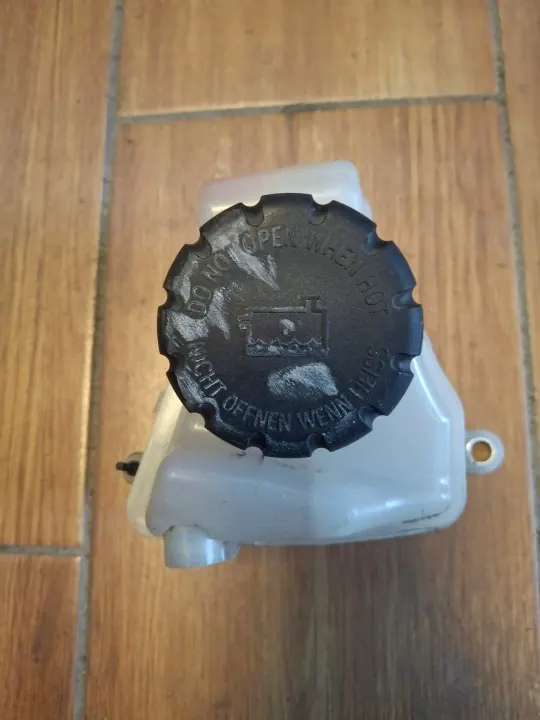 Mercedes W205 63 AMG Niveautank OEM A1772000285 image 4