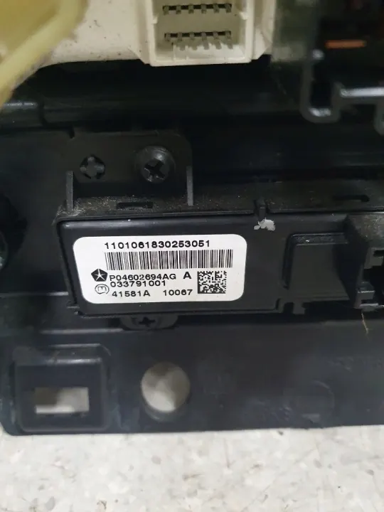Cadre AC Radio Jeep Wrangler JK 2007-11 OEM image 4