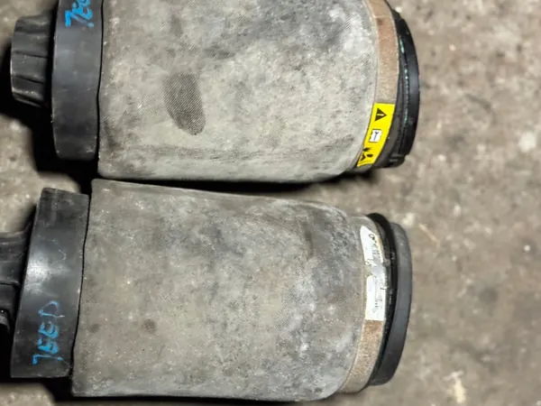 Muelle de aire trasero I/D OEM 68258355AA Jeep WK2 image 2