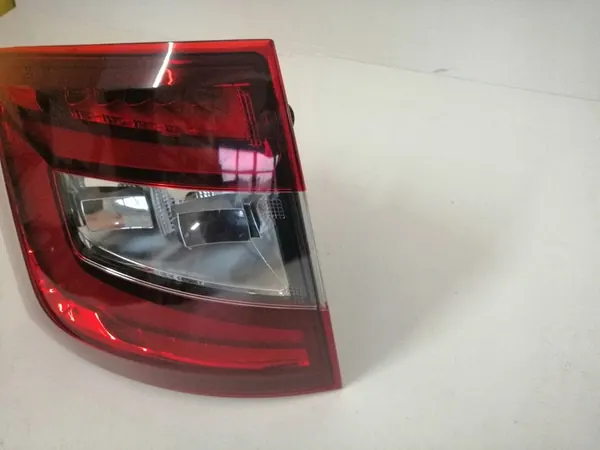 Luz trasera izquierda Skoda Octavia III Lift Kombi image 2